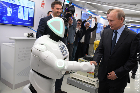Путин пожал «руку» роботу на выставке электроники в Перми