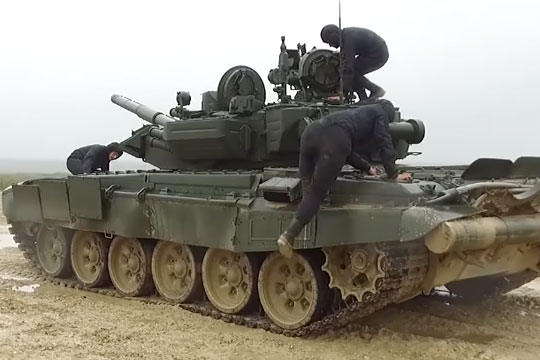 Минобороны опубликовало видео работы экипажа танка Т-90