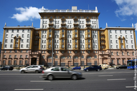 Власти Москвы рассказали об «острой нехватке» парковочных мест возле посольства США