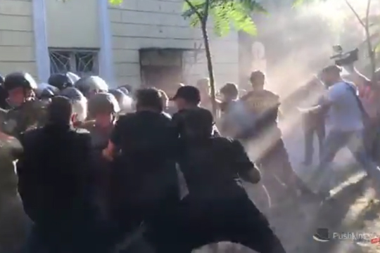Националисты устроили беспорядки в Одессе во время суда над «антимайдановцами»