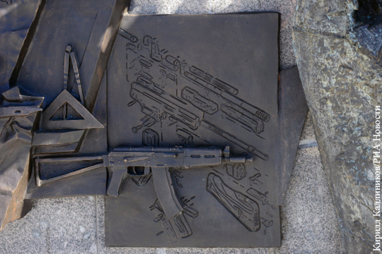 С памятника Калашникову убрали изображение немецкой винтовки