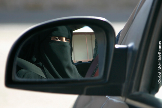 Саудовским женщинам разрешили водить автомобиль