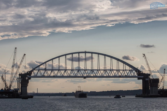 Порошенко поручил подать в суд на Россию из-за Крымского моста