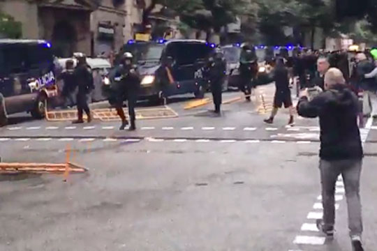 СМИ: Полиция применила резиновые пули против митингующих в Барселоне