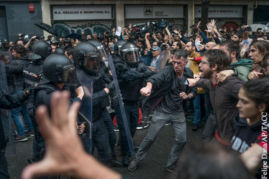 Появилось видео столкновений полиции и митингующих в Каталонии