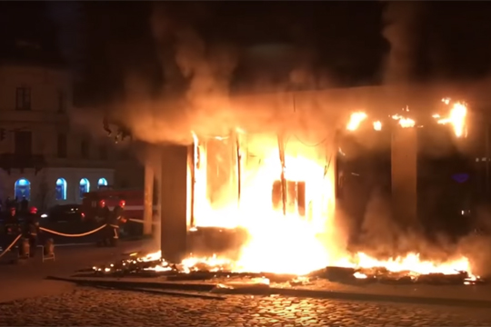 Отделение Сбербанка сгорело во Львове