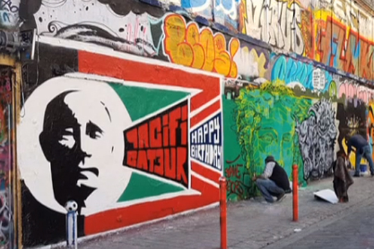 В Берлине Путина с днем рождения поздравили граффити со стихами
