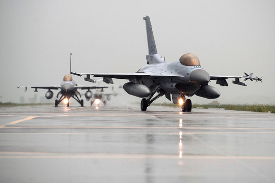В японском Комацу совершили экстренную посадку три американских F-16