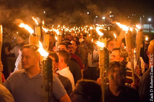 В Шарлоттсвилле прошло факельное шествие