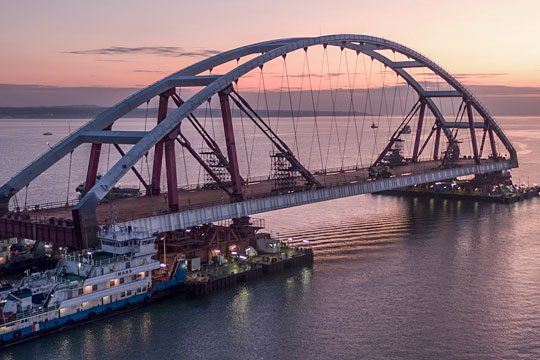 Плавучие опоры с автодорожной аркой Крымского моста вышли на фарватер