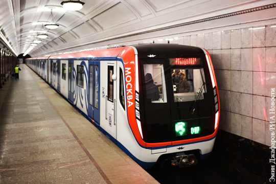 В тоннеле московского метро встал поезд нового поколения