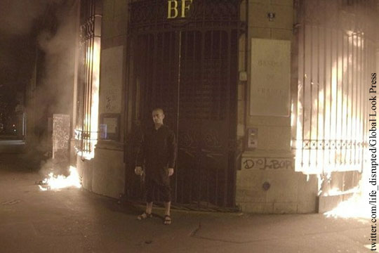 Павленский объяснил поджог банка в Париже