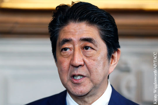 Абэ направил подношение «милитаристскому» храму