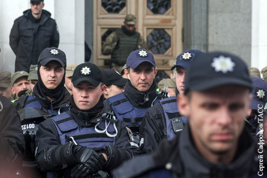 В Киеве начались столкновения между полицией и протестующими