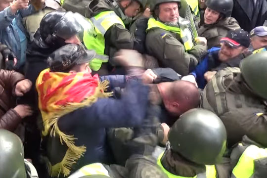Геращенко назвал «негодяями» избивающих полицейского митингующих