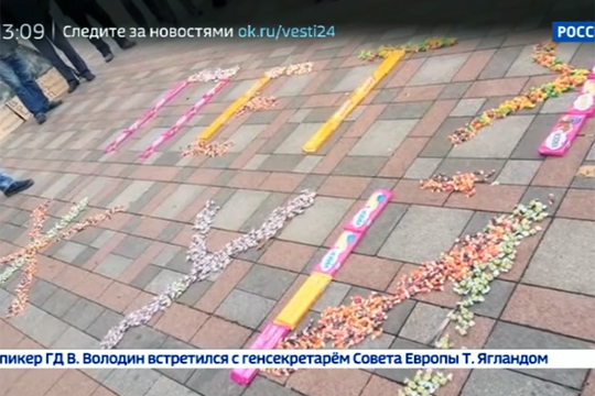 Протестующие у Рады выложили сладкое послание президенту Украины