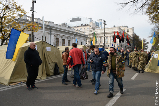 СМИ: Порошенко и Аваков поссорились из-за палаток у Рады