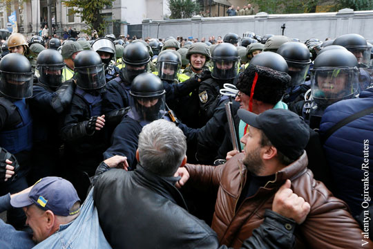 Митингующие у стен Рады подрались с полицией