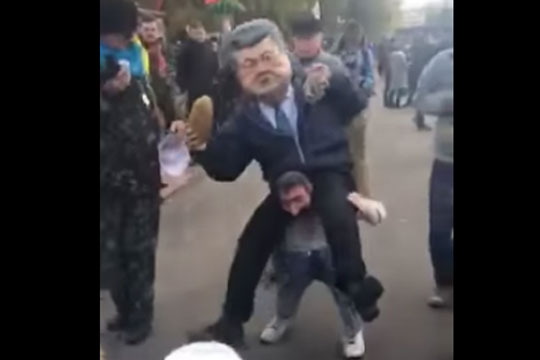 На вече Саакашвили в Киеве появился «Порошенко» верхом на казаке