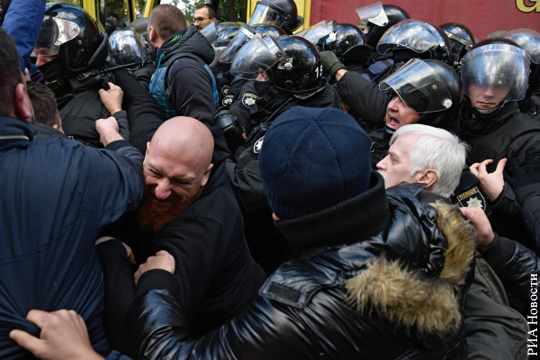 Полицейский госпитализирован после потасовки на митинге в Киеве