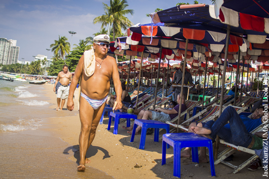 Россиян предупредили о крупных штрафах за курение на пляжах Таиланда