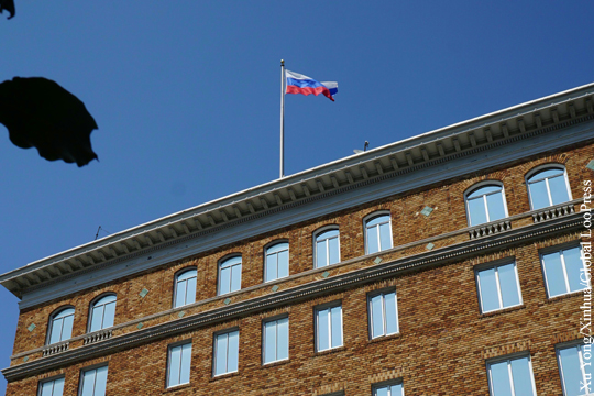 США вернули снятые с консульства в Сан-Франциско российские флаги