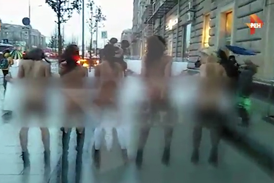 Поддержавших Вайнштейна голых девушек задержали у посольства США в Москве