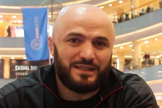 Боец ММА из Дагестана рассказал о драке с пятью скинхедами