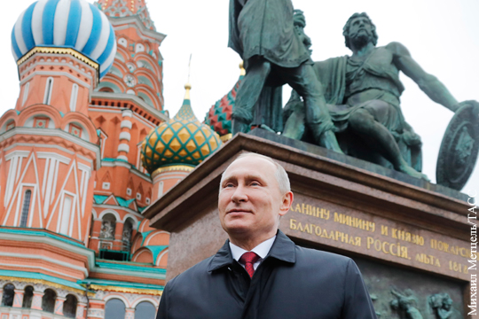 Путин принял участие в церемонии возложения цветов к памятнику Минину и Пожарскому