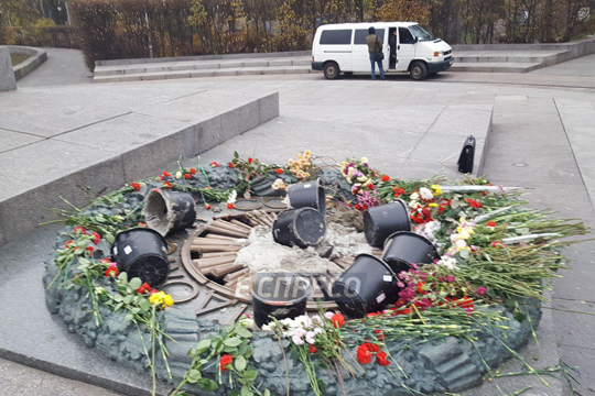 Вандалы залили цементным раствором Вечный огонь в Киеве