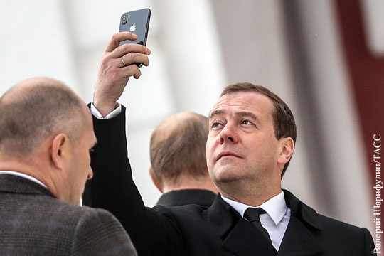 Медведева заметили с iPhone X