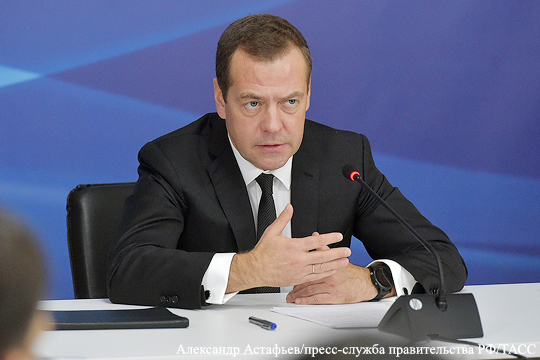 Медведев потребовал возобновить продажу билетов в плацкарт «прямо с середины этого месяца»