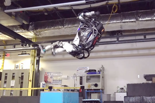 Boston Dynamics научила робота Atlas делать сальто