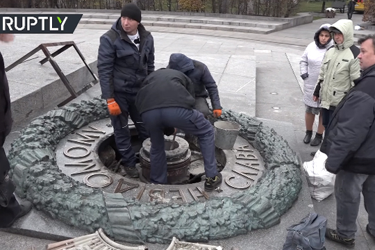 В Киеве второй раз с начала месяца залили цементом Вечный огонь