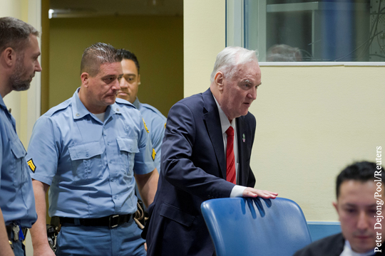 Генерала Младича удалили из зала суда МТБЮ за непристойное поведение