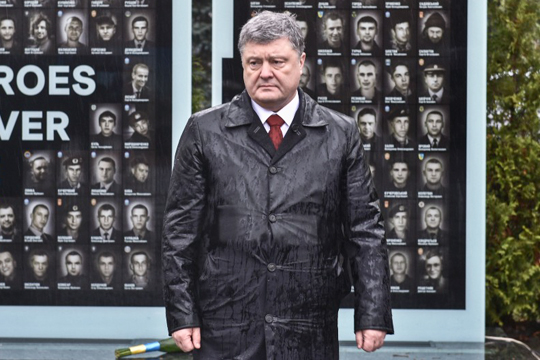 СМИ выяснили, какой предмет скрывает под плащом Порошенко