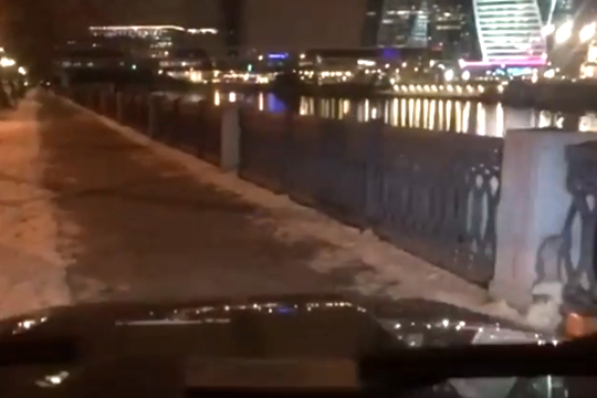 ГИБДД изучает видео с проехавшим по набережной в Москве Gelandewagen