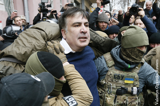 Задержанного Саакашвили вывели из дома