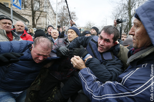 Против сторонников Саакашвили в Киеве полиция применила слезоточивый газ