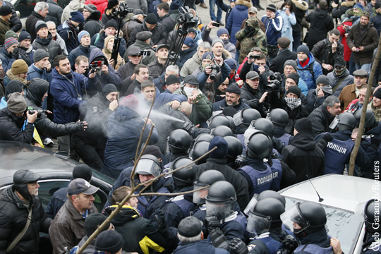 Сотрудники СБУ оттеснили протестующих от автобуса с Саакашвили