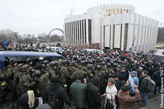 Эксперт: Развитие событий в Киеве будет зависеть от позиции посольства США