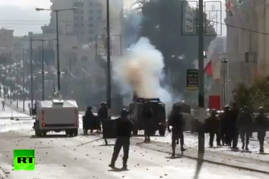 Израильские силовики применили слезоточивый газ против палестинских демонстрантов