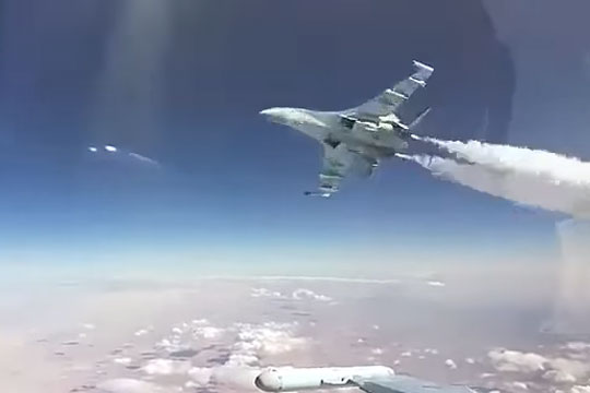 В Сети появилось видео экстремального обгона Су-30 истребителем Су-35
