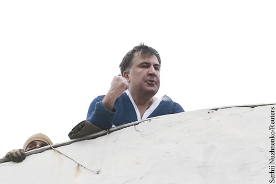 Саакашвили рассказал, зачем забрался на крышу при задержании в Киеве
