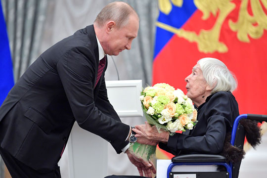 Путин вручил премии за правозащитную деятельность и благотворительность