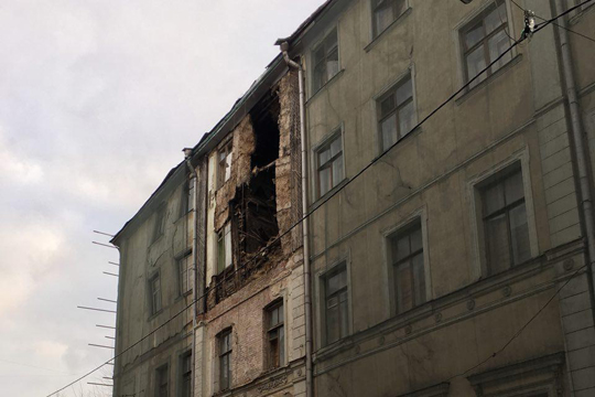 В центре Москвы спасатели обрушили историческое здание