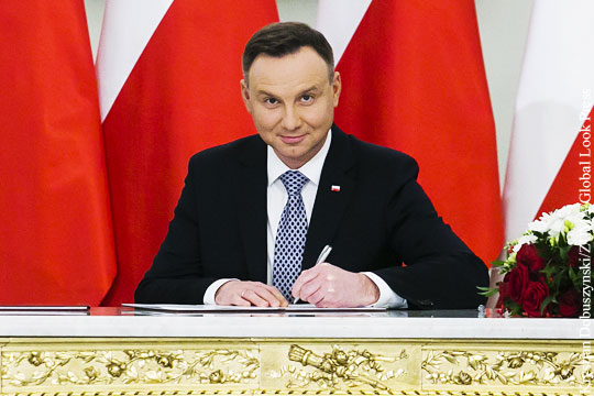 Президент Польши решил подписать спорные законы вопреки угрозе санкций ЕС