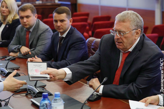 Жириновский первым из кандидатов в президенты подал документы в ЦИК
