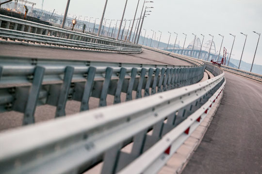 Крымский мост превратился в 19-километровую мишень