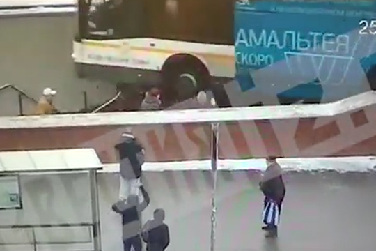 Автобус въехал в пешеходный переход в Москве, есть жертвы